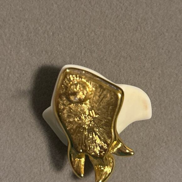 Kenneth Jay Lane White Rose Brooch Earrings Set KJL Signed Vintage Lucite Jewel - Picture 6 of 7